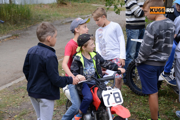 «Стараемся благоустроить районы»: в Каменске-Уральском на новой спортплощадке дети пробовали свои силы в выполнении комплекса ГТО. ВИДЕО