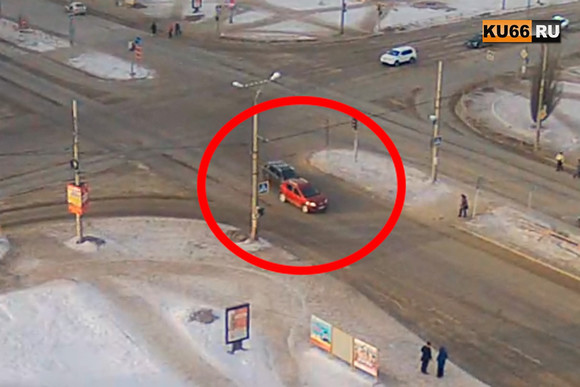 Две иномарки «нашли» друг друга на перекрестке в Каменске-Уральском: за остановку перед пешеходами «красная» поплатилась бампером. ВИДЕО