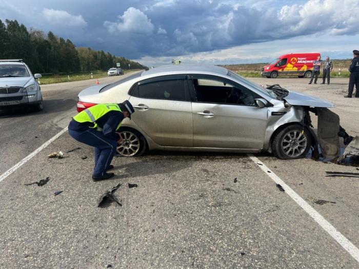 У Каменска-Уральского двое детей и женщина пострадали в аварии на трассе | ДТП у Каменска-Уральского: пострадали двое детей и пассажирка «Scoda»
