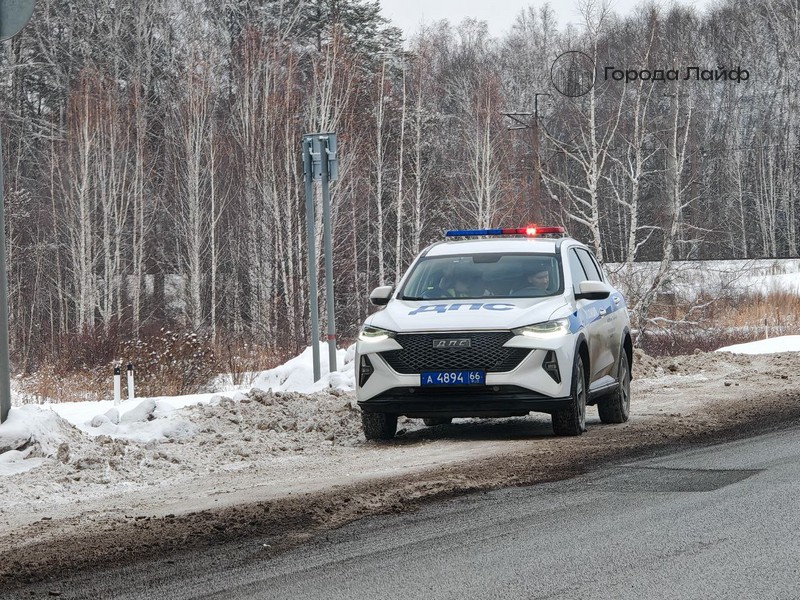 Легковушку занесло под фуру при попытке обгона на уральской трассе. Водитель скончался на месте | На уральской трассе легковушку занесло под фуру из-за попытки обгона