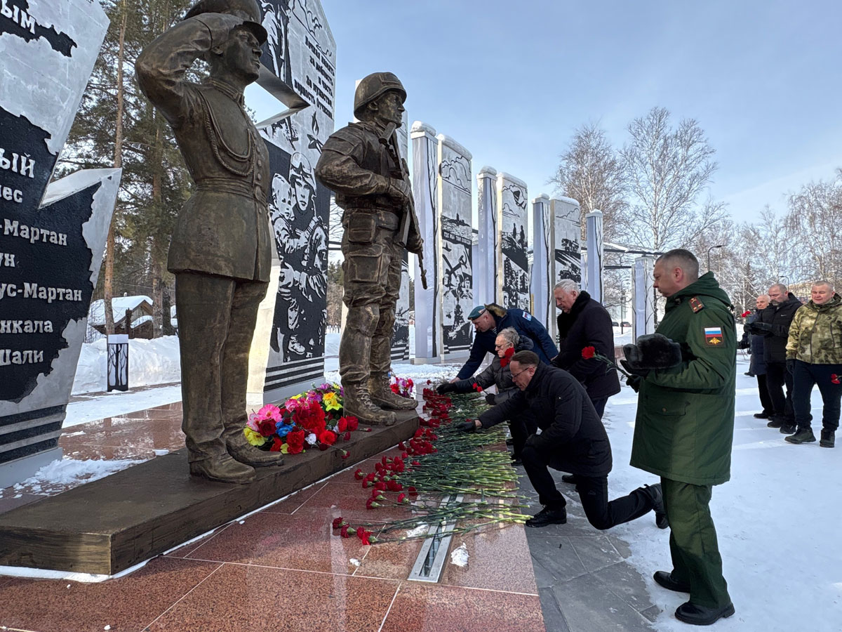 В Каменске-Уральском почтили память погибших солдат Афганской войны | 69 каменцев увековечены на Аллее славы в память о героях Афганистана