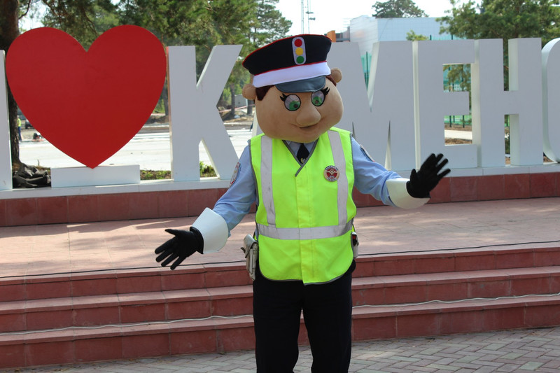 В субботу каменцы занимались зарядкой с обладателем пурпурного пояса по джиу-джитсу — ходили гуськом, прыгали и отжимались