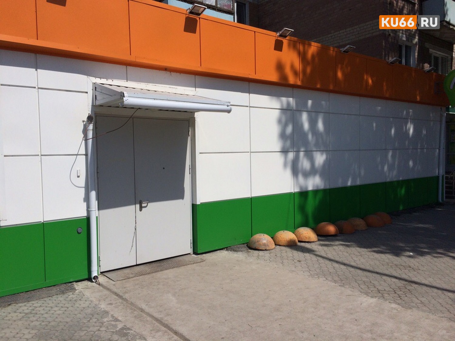 И кому это было надо? В ночь на воскресенье неизвестные сорвали баннер с фасада магазина «Монетка» у остановки «Челябинская»