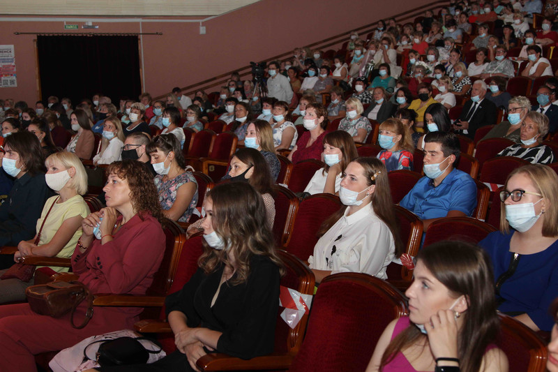 «Мы не обещаем, что будет легко». В преддверии Дня знаний педагогов школ и детсадов Каменска-Уральского собрали, чтобы вселить оптимизм