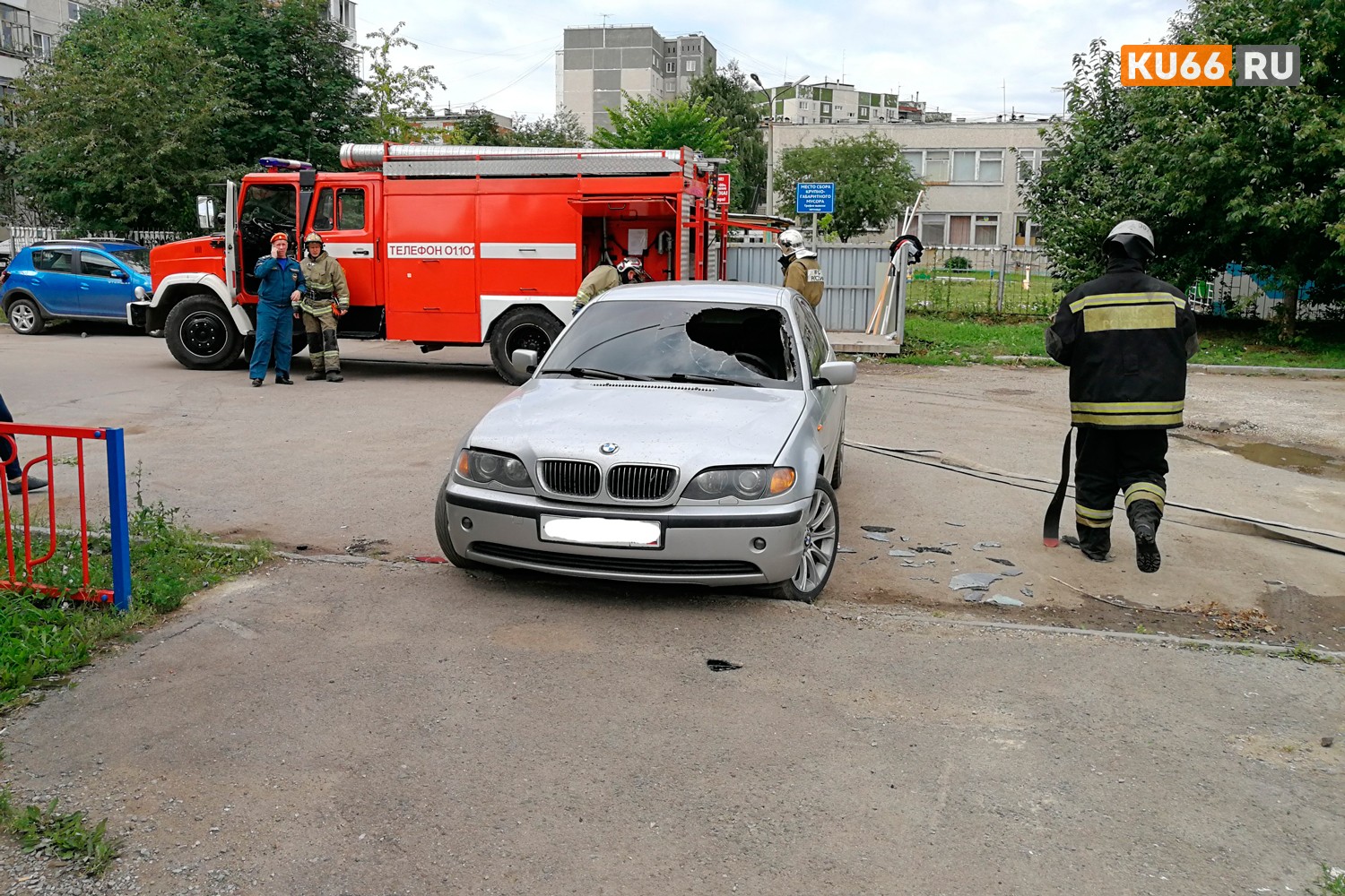 В Каменске-Уральском во дворе дома по бульвару Комсомольскому вспыхнул BMW. На место съехались все спецслужбы. Хозяин еще не знает