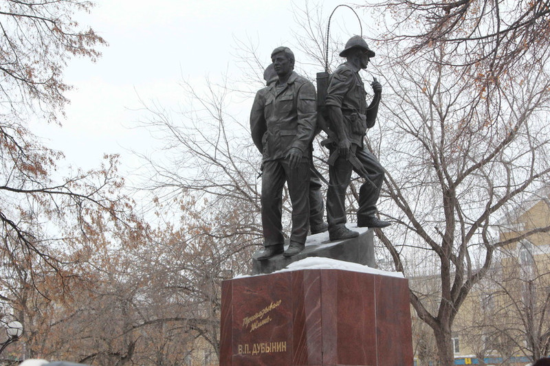 В Каменске-Уральском почтили память Героя России Виктора Дубынина