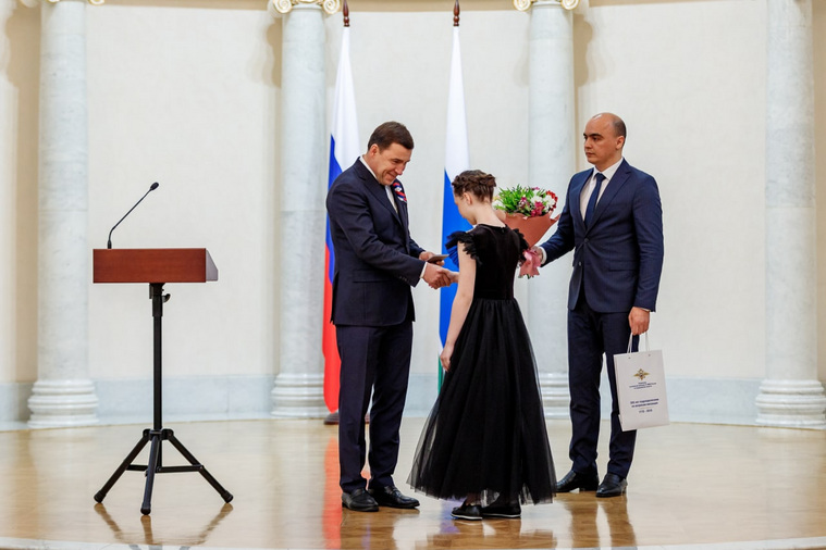 Елизавета Проскурякова из Каменска-Уральского стала звездой на VIP-ланче с губернатором. Куйвашев сделал неожиданный подарок Елизавета Проскурякова из Каменска-Уральского стала звездой на VIP-ланче с губернатором. Куйвашев сделал неожиданный подарок