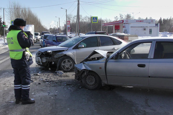 Пенсионерка сильно пострадала в ДТП на перекрестке улиц 1-я Синарская и Карла Маркса в Каменске-Уральском: здесь столкнулись две иномарки