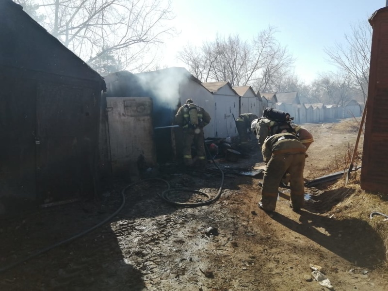 Днем в Каменске-Уральском из-за возгорания сухой травы сгорел гараж