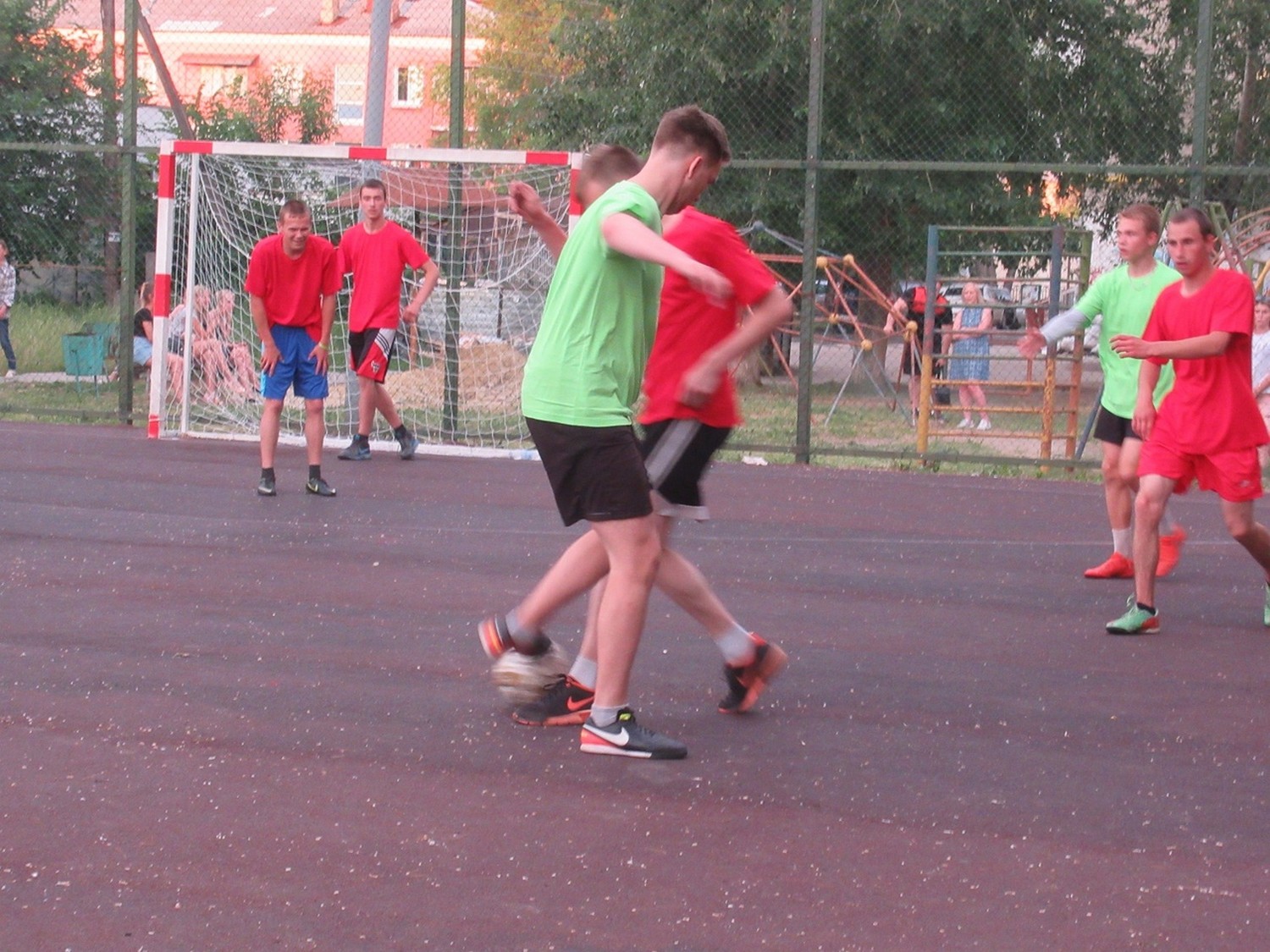 В одном из дворов Каменска-Уральского прошел матч «Россия-Хорватия» – по иронии судьбы наши снова уступили «гостям»