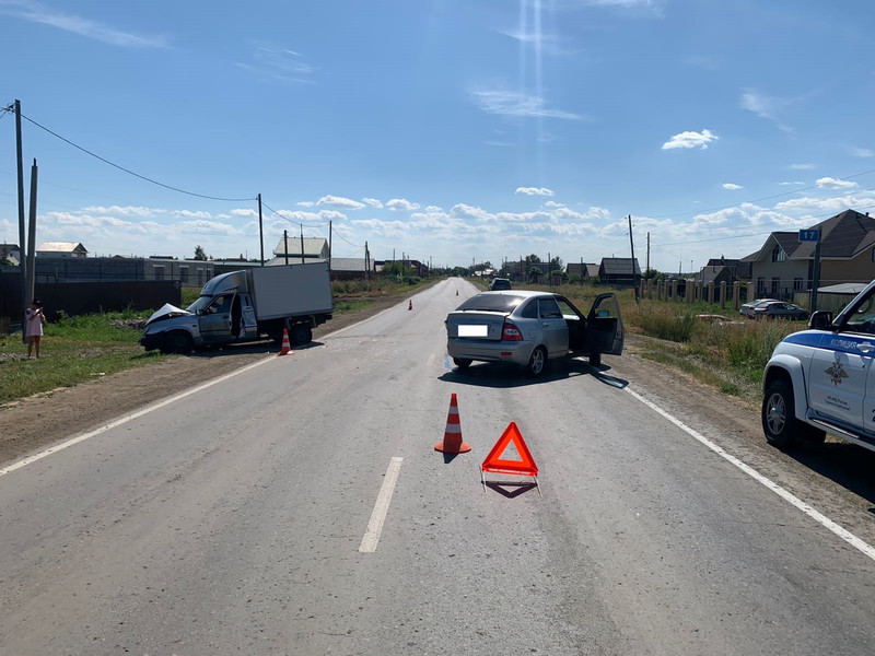 Сотрудники ГИБДД Каменска-Уральского выясняют обстоятельства ДТП, в результате которого пострадали мать и два ее ребенка