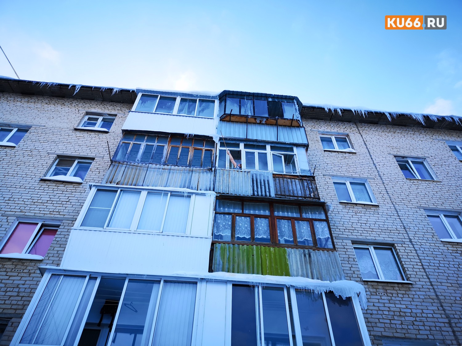 Повлияли на коммунальщиков: после поста в соцсетях рабочие очистили крышу дома по ул. Тевосяна в Каменске. Теперь сделают ремонт?