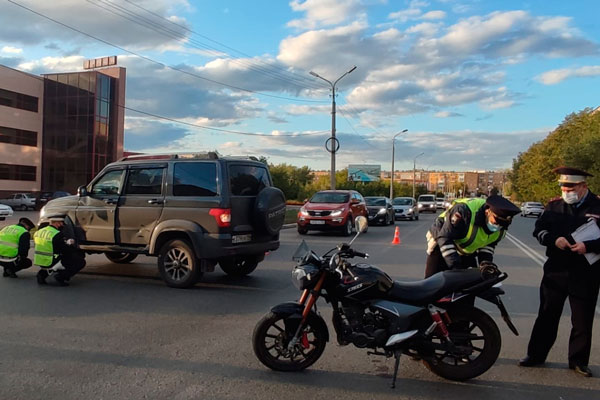 Мужчина за рулем «сурового» УАЗ-Патриот на ул. Кунавина в Каменске-Уральском не стал пропускать мотоцикл — девушка-байкер пострадала