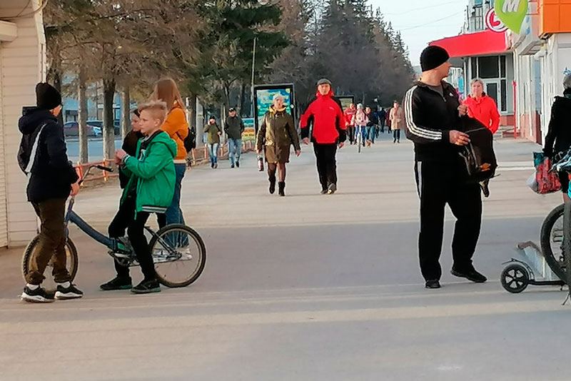 Похоже, губернатор был прав, ужесточив самоизоляцию свердловчан. В понедельник из-за теплой погоды сотни каменцев вышли в центр на прогулку