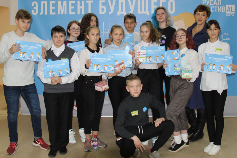 Проводили опыты, экспериментировали, учились получать молекулярную икру и полосатый коктейль: химический квест от Русала в Каменске