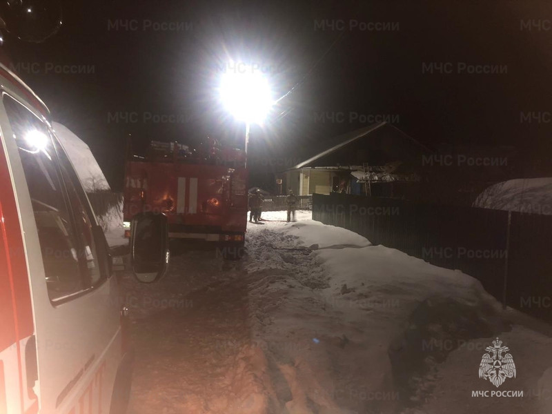 В Свердловской области при пожаре погибли женщина и малолетний ребёнок В Свердловской области при пожаре погибли женщина и малолетний ребёнок