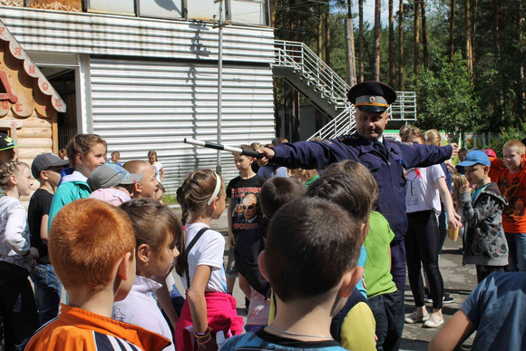 Флешмоб, торжественные линейки, игровые программы и отправка детей в загородный лагерь