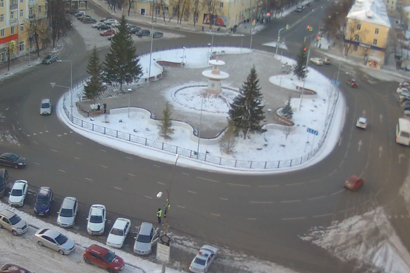 Власти убрали забор у фонтана на пл. Горького в Каменске-Уральского – он рухнул и заставил чиновников задуматься. Или одуматься?