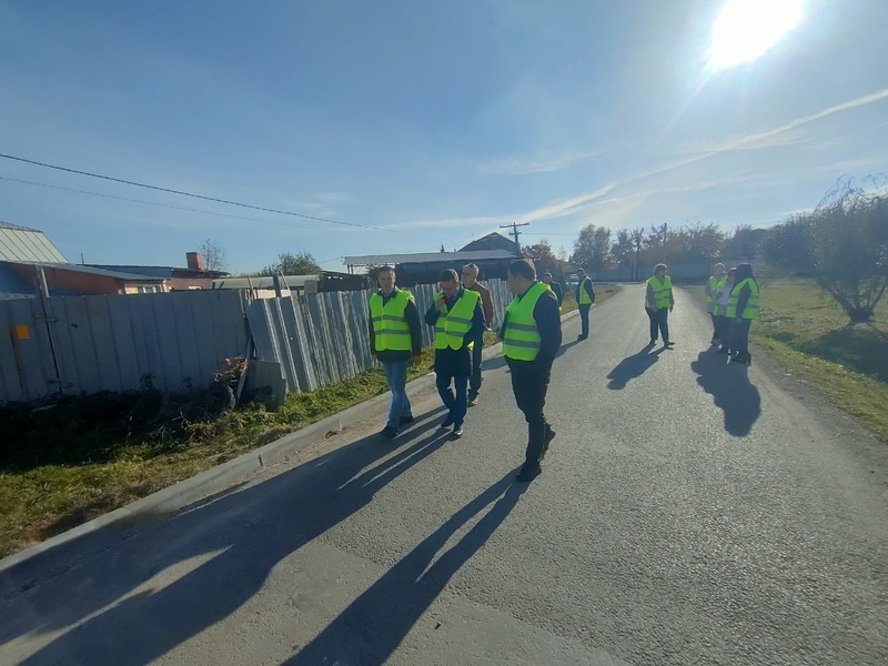 «Не всё идеально»: в Каменске-Уральском подрядчику указали на ошибки при ремонте улиц | В Каменске-Уральском прошла приёмка отремонтированных  дорог и тротуаров