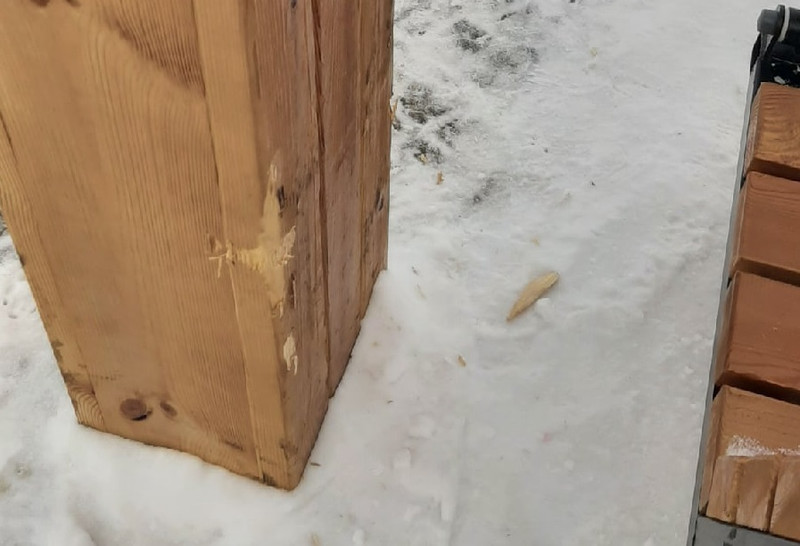 «Дикари». Каменцы заметили свежий акт вандализма на реконструированной набережной: опоры всех качелей здесь варварски изрезаны «Дикари». Каменцы заметили свежий акт вандализма на реконструированной набережной: опоры всех качелей здесь варварски изрезаны