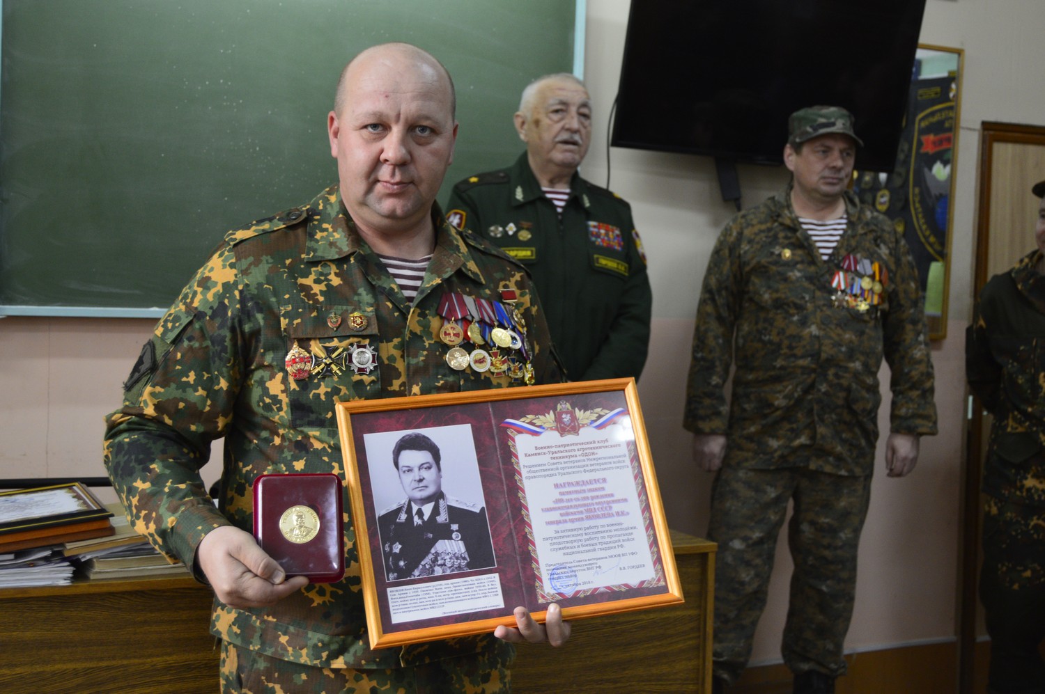 Военно-патриотический клуб в Каменске-Уральском получил высокую награду от Росгвардии. Вручал лично замкомандующего войсками по УрФО!