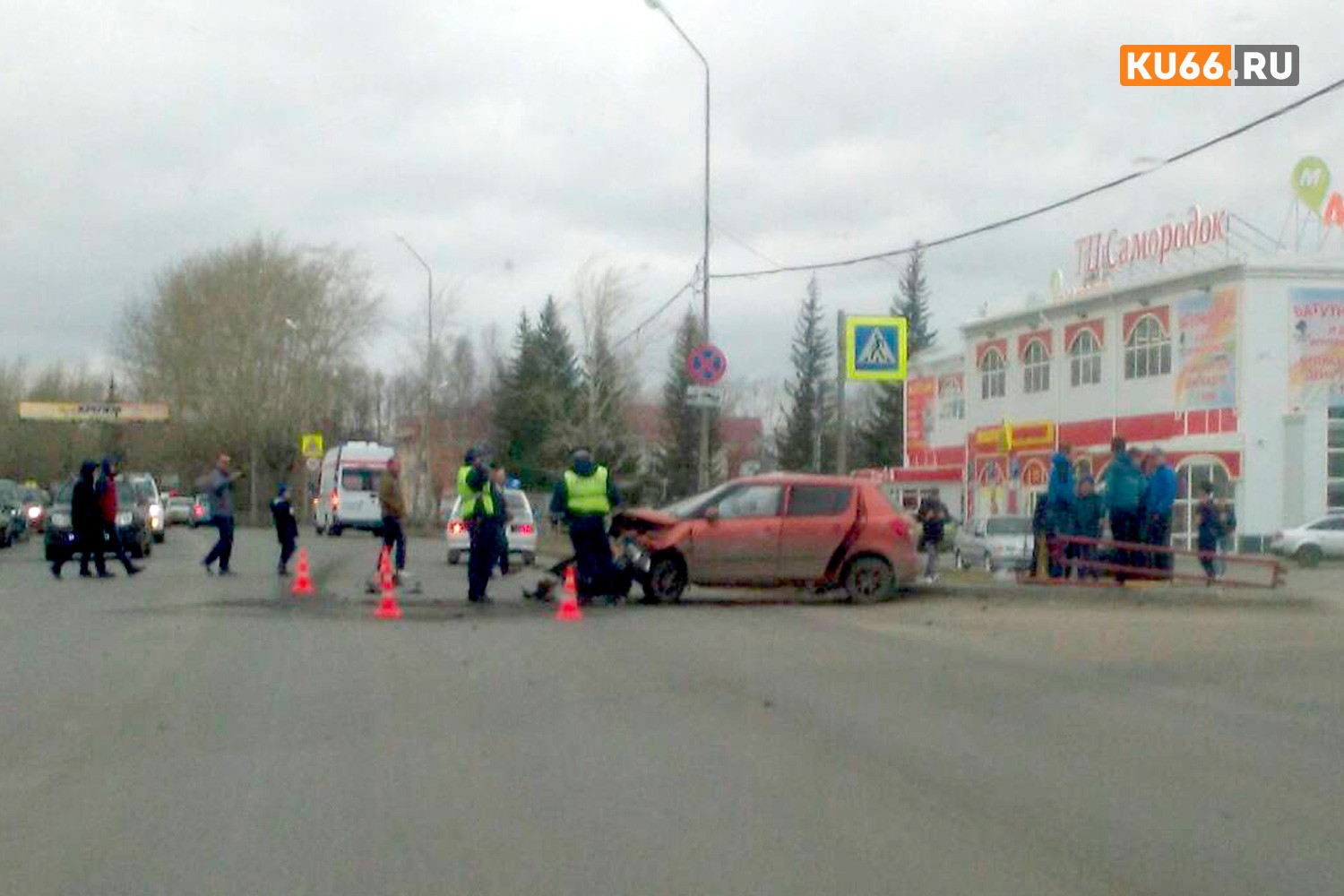 В Каменске водитель легковушки проскочил на красный, столкнулся с иномаркой и эффектно перевернулся на крышу. Пострадавших нет. ВИДЕО, ФОТО