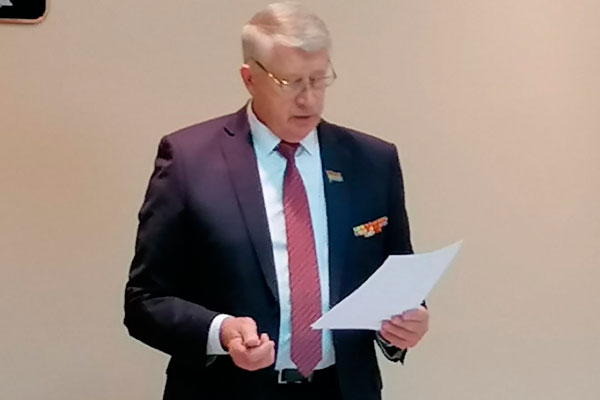 Без сенсаций: самый старый депутат, переизбравшийся на новый срок, вновь возглавил Думу Каменска. За него проголосовало большинство