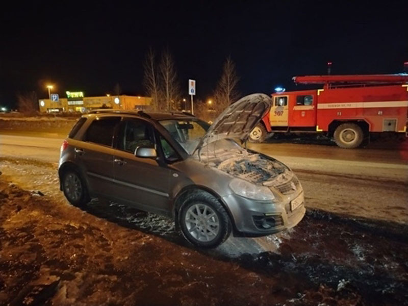 В Каменске-Уральском загорелся автомобиль на улице Суворова | В Каменске-Уральском потушили пожар в автомобиле до приезда МЧС