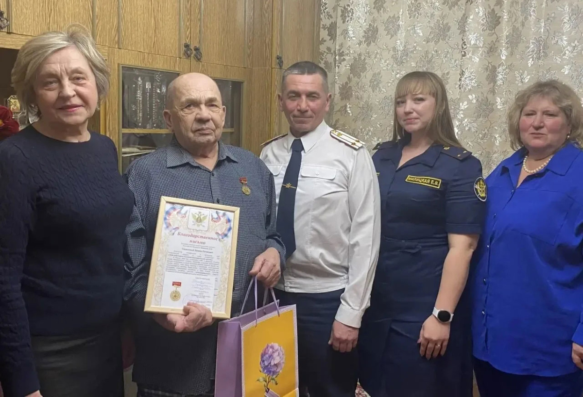 В Каменске-Уральском ветеран ИК-47 отметил 80 лет: более 40 лет посвятил службе | В Каменске-Уральском ветеран колонии ИК-47 отметил юбилей