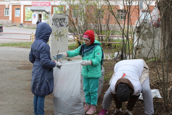«Мы здесь живем, и нам хочется комфорта и уюта»», - заявили волонтеры, засучили рукава и навели порядок у профилактория в Каменске-Уральском