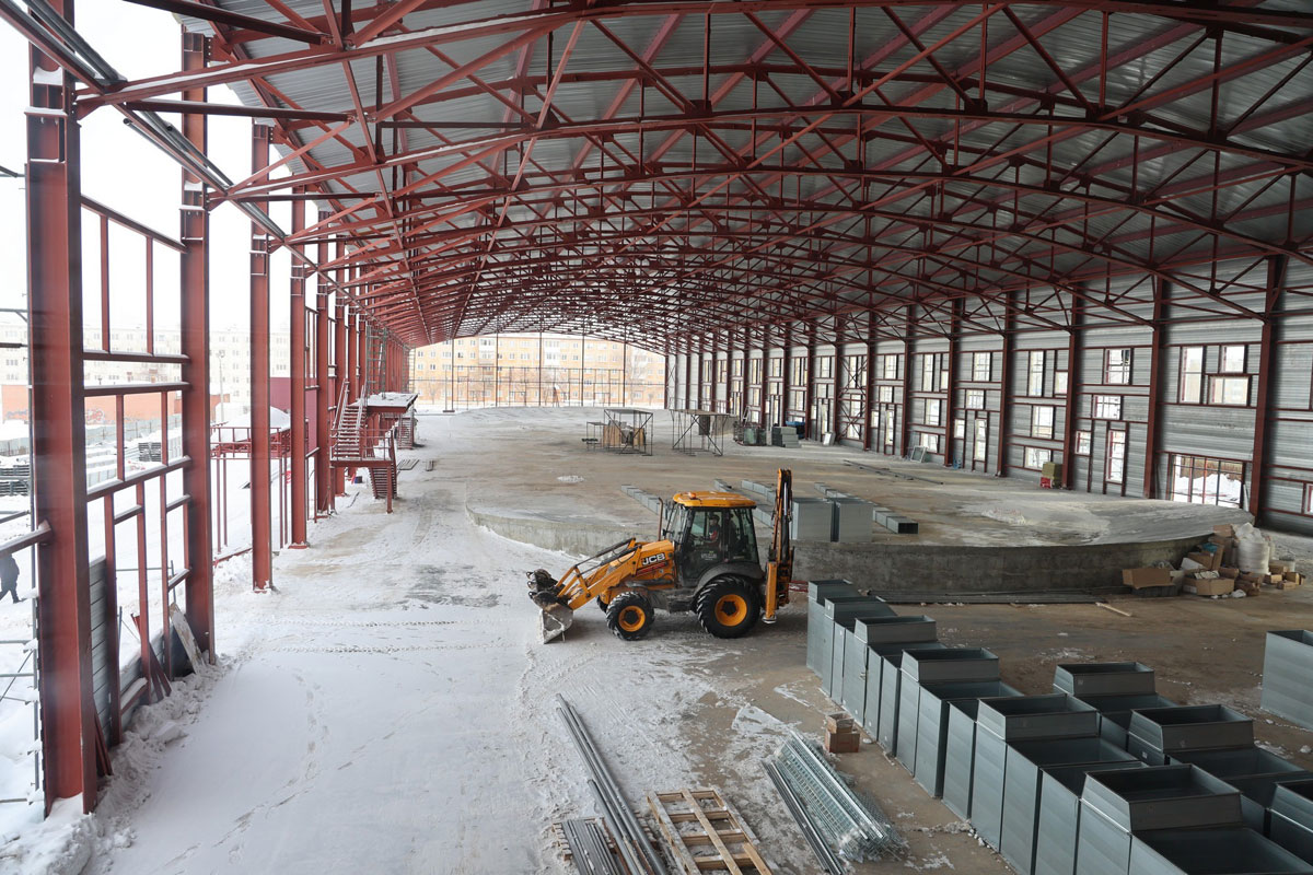 В Каменске-Уральском готовность легкоатлетического манежа достигла 52% | Министр строительства оценил ход возведения манежа в Каменске-Уральском