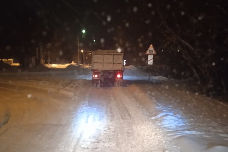Дорожники всю ночь убирали с городских улиц сугробы, а снег не знал и падал: в Каменске расчистили пока только те места, где ходит транспорт