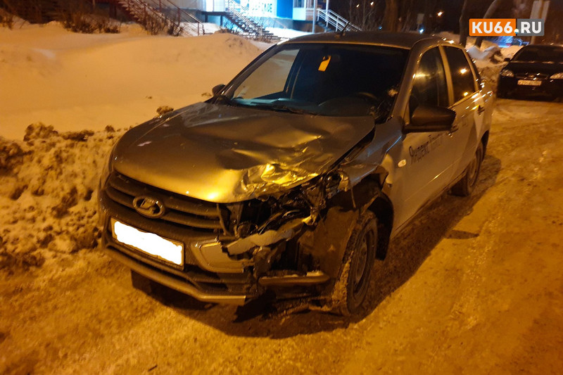 Водитель «Яндекс.Такси» за рулем Lada Granta устроил ДТП на ул. Алюминиевая в Каменске-Уральском из-за того, что не держал дистанцию