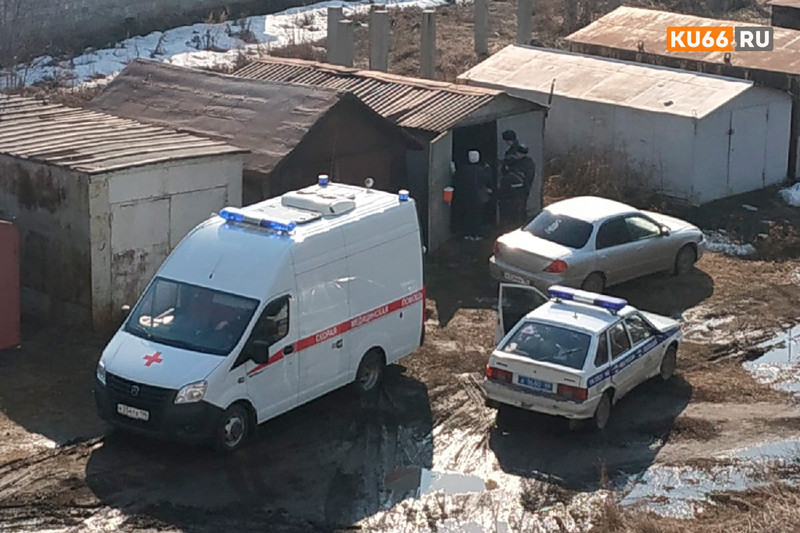 В Каменске-Уральском в гаражах в п. Первомайский женщина вытащила мужа из петли. Его в тяжелом состоянии увезли в больницу