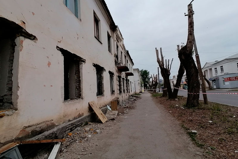 Обратите внимание! Автобусную остановку на улице Парковая в Каменске-Уральском переносят на другое место из-за сноса аварийного жилого дома