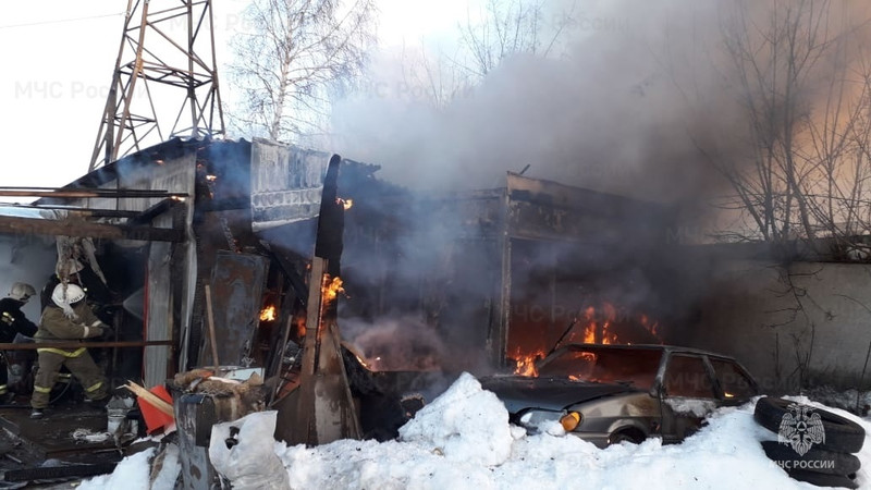 В Каменске-Уральском потушили пожар на улице Исетской