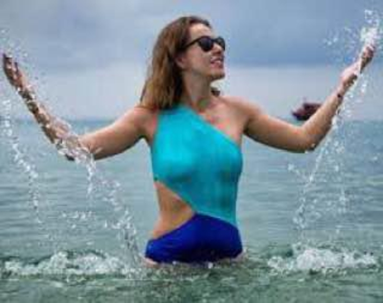 Ксения Собчак разделась ради прав учителей на фото в купальниках. ФОТО