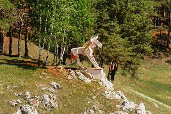 «Лось станет ярко-оранжевый». Участникам Каменской прогулки в это воскресенье предлагают раскрасить всеми любимый памятник