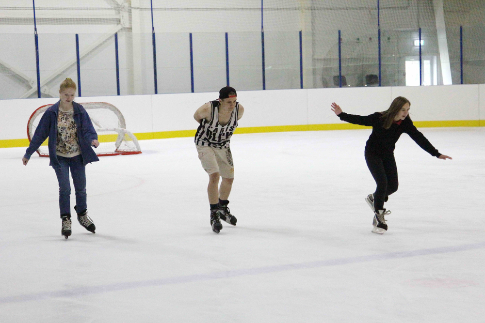 Украинские дети, у которых на родине все очень напряженно, гостят в Каменске — катаются на коньках и очаровываются колокольным заводом