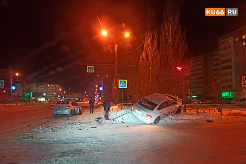 Молодой водитель не пропустил возрастного: в ГИБДД озвучили, почему ночью расхлестались легковушки на перекрестке в Каменске-Уральском