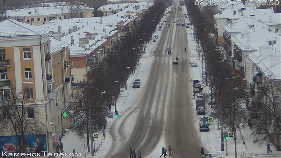 Жители Каменска-Уральского не замечают светофор на площади Горького и спокойно прут на «красный». Учить пешеходов выехал наряд ДПС. ВИДЕО