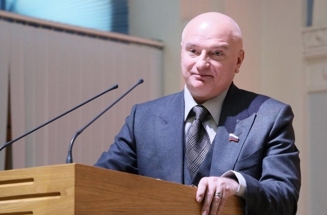 Клишас допустил введение ограничений для покинувших страну россиян