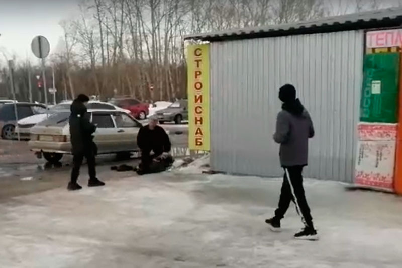 Был трезв и распустил руки: стало известно, кто поднял руку на охранника в ТЦ Каменска-Уральского, сделавшего замечание парням с пивом