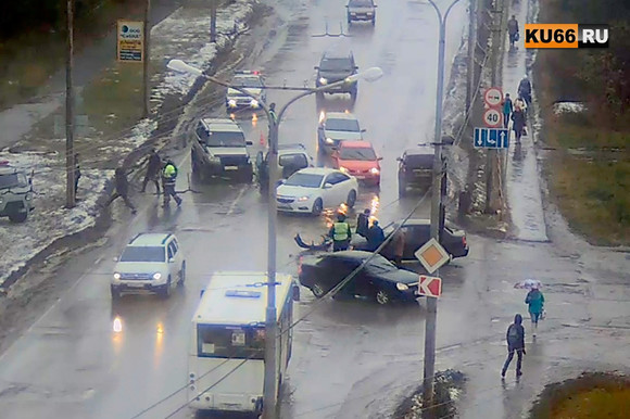 «За рулем Chevrolet Niva находился 84-летний пенсионер». Подробности аварии на перекрестке Рябова-Акционерная в Каменске-Уральском. ВИДЕО