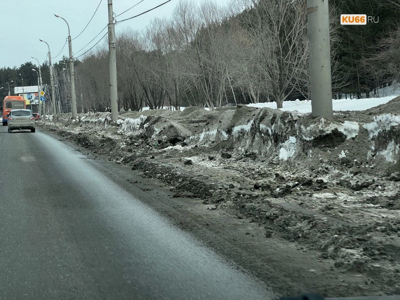 Жители Каменска-Уральского жалуются на скидывание грязного снега на газоны