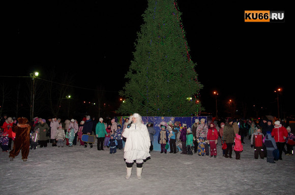 В Каменске-Уральском торжественно открылись ледовые городки. Каждый из них по традиции посетили мэр и председатель гордумы. ФОТО