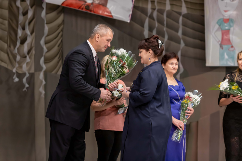 Дома искусные рукодельницы, на работе — ответственные труженицы. На СинТЗ в Каменске-Уральском поздравили женщин с Днем матери