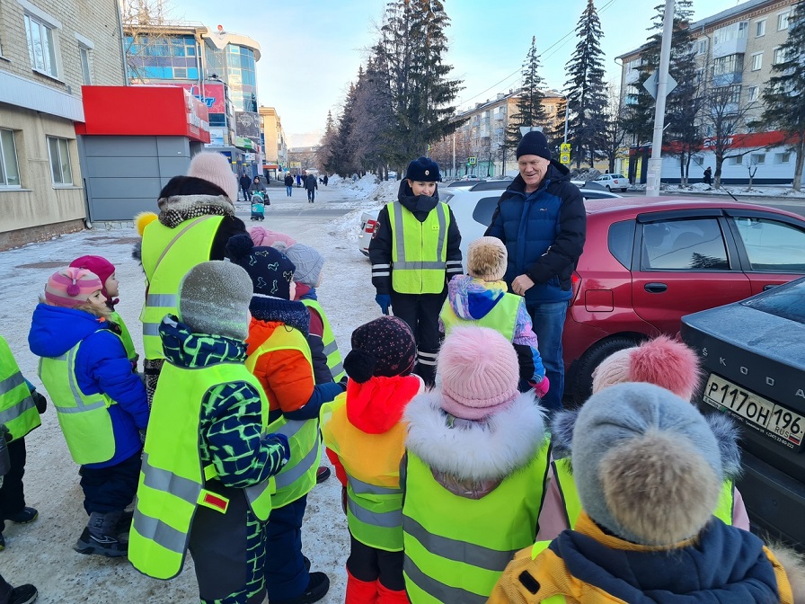 Воспитанники каменского детского сада напомнили водителям о правилах дорожного движения