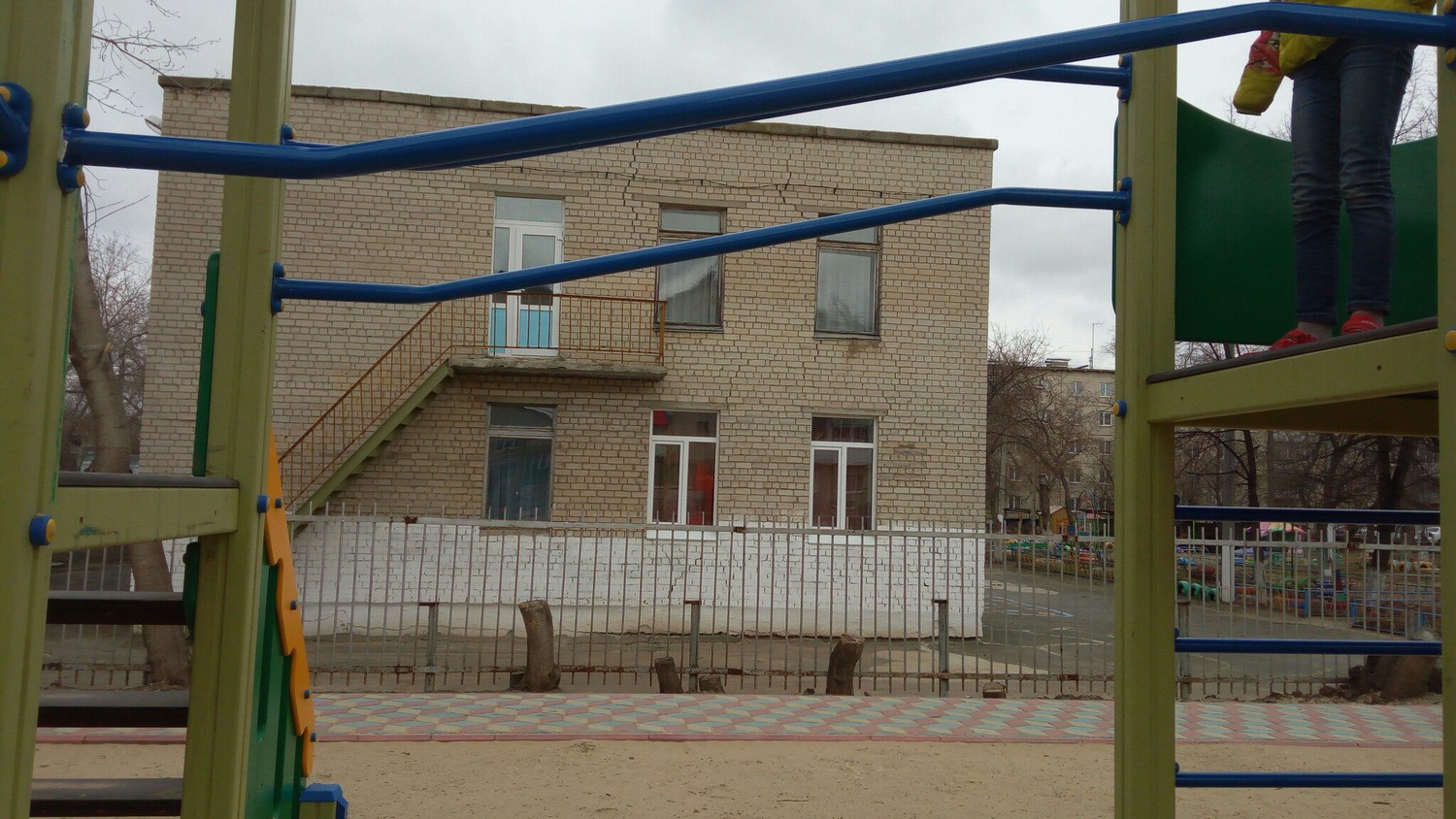 "Их кто-то украл, надеюсь, найдут воров..." Женщина обнаружила пропажу частей детского городка. Оказалось, их всего лишь сняли починить