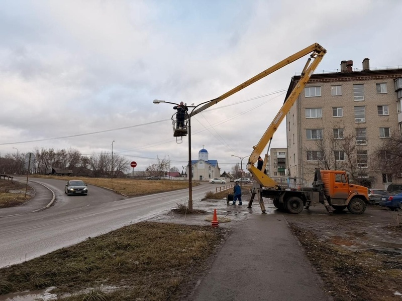 Меняем всё старьё: в Каменске-Уральском обновляют километры проводов — освещение станет стабильнее | В Каменске-Уральском заменили 10 км линий уличного освещения Меняем всё старьё: в Каменске-Уральском обновляют километры проводов — освещение станет стабильнее | В Каменске-Уральском заменили 10 км линий уличного освещения